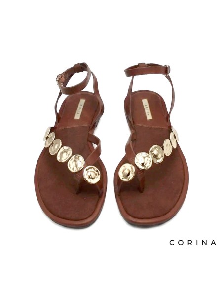 Sandalias mujer con monedas doradas camel vista frontal