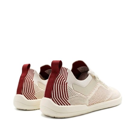 zapatillas respetuosas beige con detalles granates talón flexible sin drop