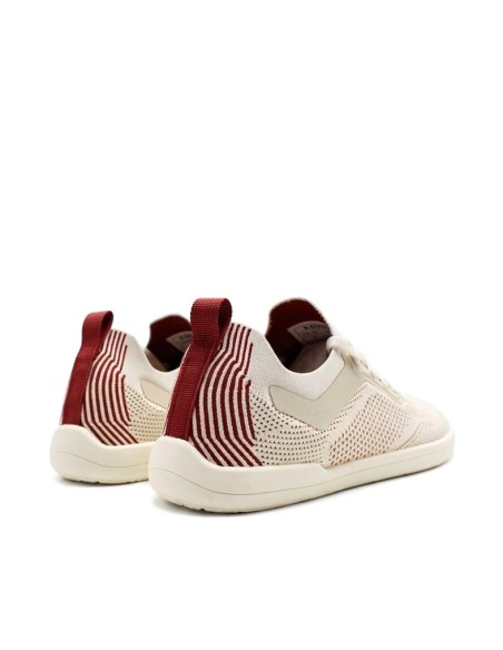 zapatillas respetuosas beige con detalles granates talón flexible sin drop