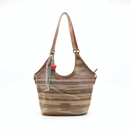 bolso bandolera hobo beige con colgante de cuerdas y corazon detalle