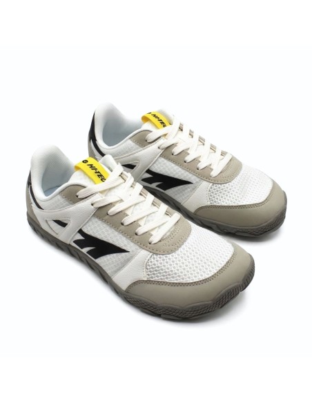 Vista en perspectiva de las zapatillas barefoot Hi-Tec Court con diseño ligero