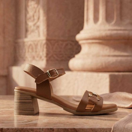 Sandalia camel con cadena dorada y tacón ancho