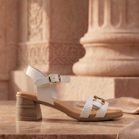 sandalia blanca hebilla tacon Pura Vida shoes 2026