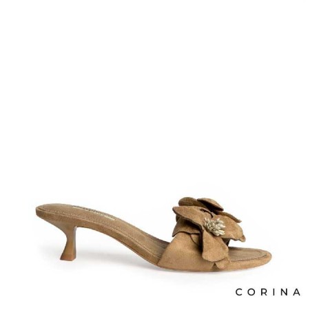 Sandalia flor camel destalonada con tacón