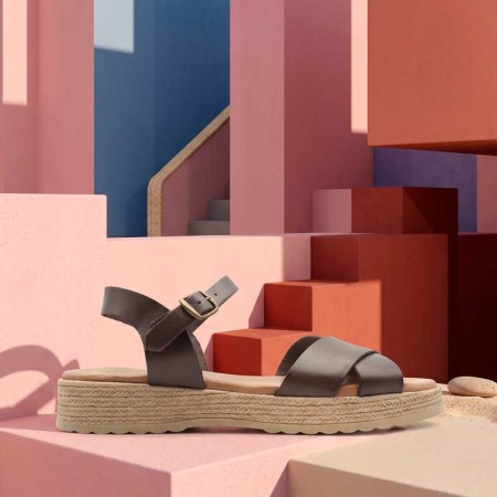 sandalia plana marrón Pura Vida