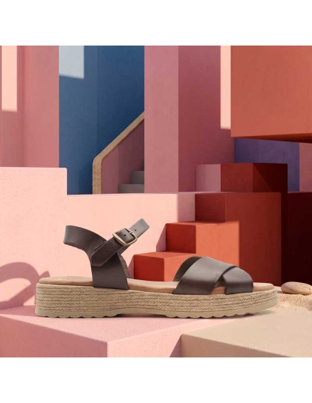 sandalia plana marrón Pura Vida