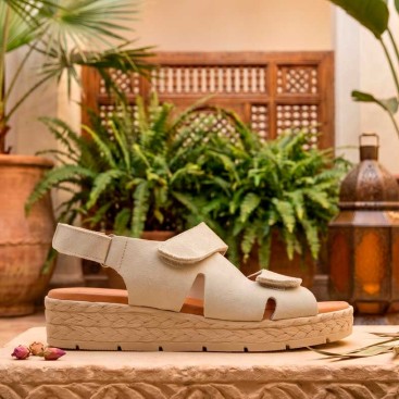 sandalia comoda velcros beige Pura Vida