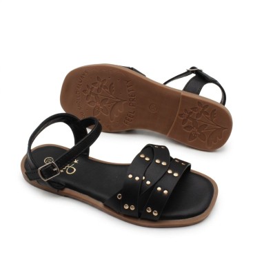 sandalias niña negras elegantes con tachuelas y suela marron