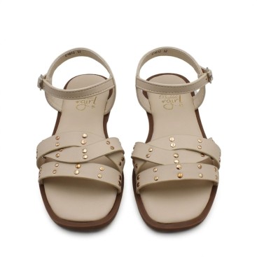 sandalias beige niña elegantes con tachuelas doradas vista frontal