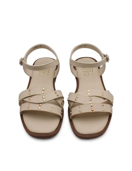 sandalias beige niña elegantes con tachuelas doradas vista frontal