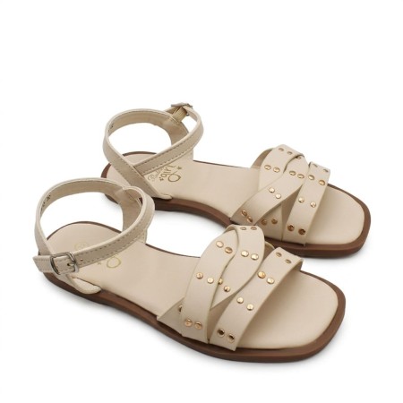 sandalias niña beige con hebilla en tobillo vista en conjunto