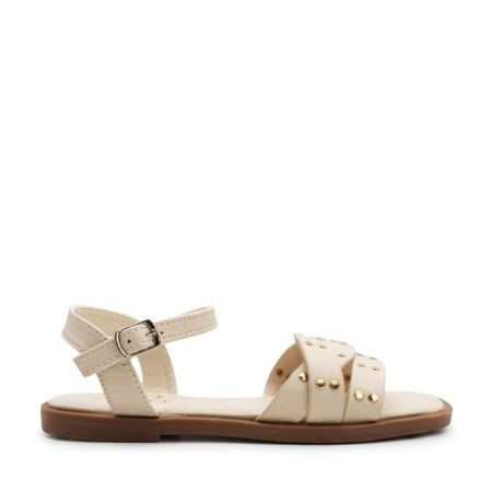 sandalias beige niña con tiras entrelazadas y tachuelas vista lateral