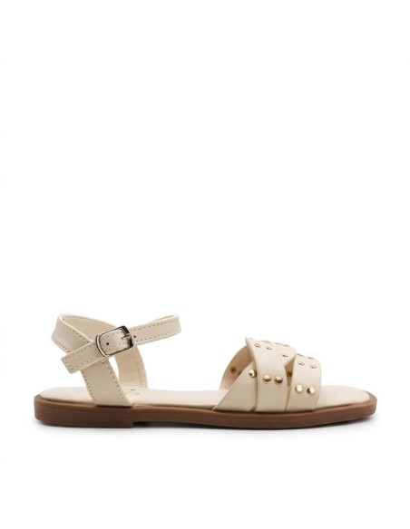 sandalias beige niña con tiras entrelazadas y tachuelas vista lateral