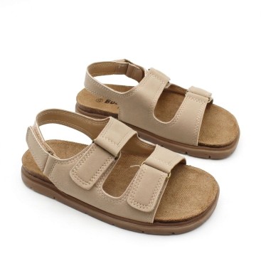sandalias niño beige con velcros y plantilla anatomica vista en conjunto