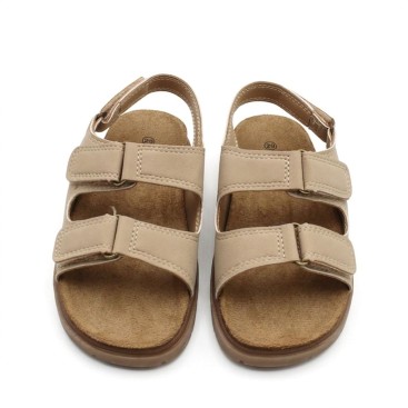 sandalias niño beige con velcro y suela resistente vista frontal