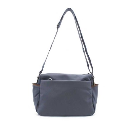 bolso azul acolchado vista trasera mujer