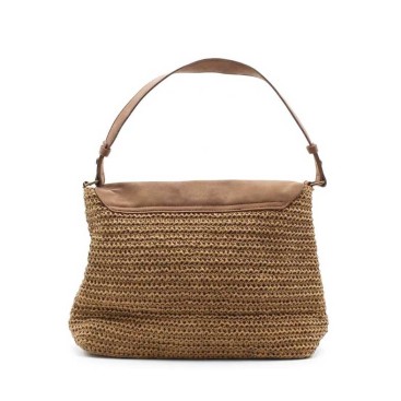 bolso marron trenzado vista trasera textura natural