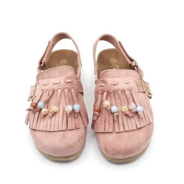 zuecos infantiles rosa con cuentas detalle frontal
