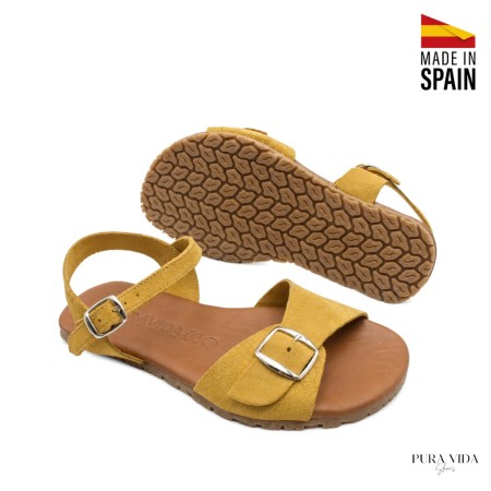 sandalias barefoot serraje ocre mujer vista en diagonal par completo