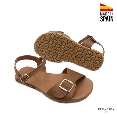 Sandalias barefoot mujer piel marrón vista en ángulo