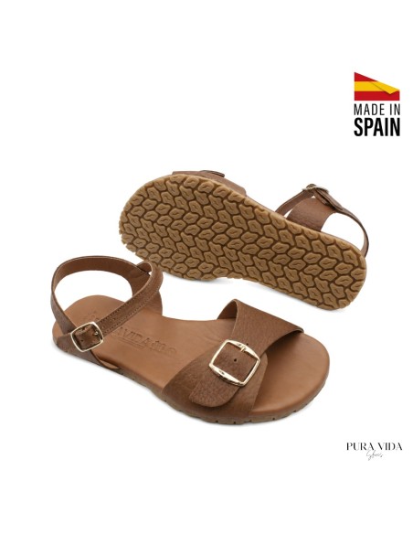 Sandalias barefoot mujer piel marrón vista en ángulo