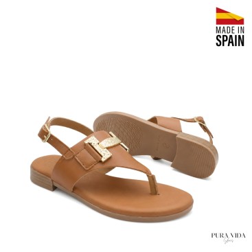 sandalia plana con herraje dorado