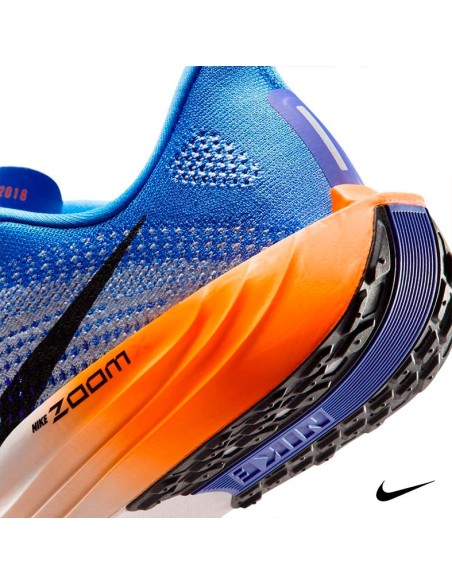 Detalle lateral Nike Pegasus Plus hombre ZoomX azul