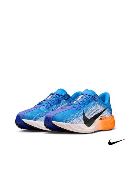 Vista trasera Nike Pegasus Plus hombre running asfalto