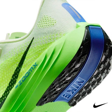 Detalle tejido Flyknit transpirable en Nike Pegasus Plus hombre