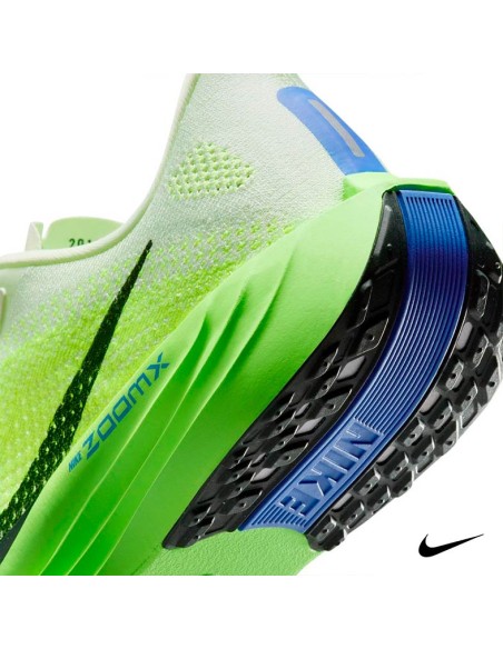 Detalle tejido Flyknit transpirable en Nike Pegasus Plus hombre