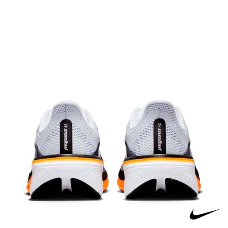 Parte trasera Nike Pegasus 42 hombre blanca