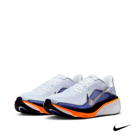 Nike Pegasus 42 blancas con detalles azules y naranja