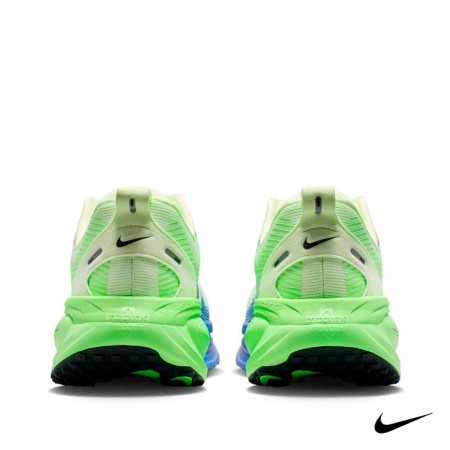 Vista trasera Nike Vomero 18 verde hombre