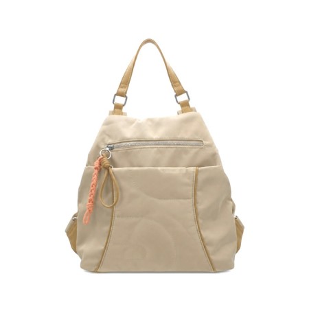 Mochila beige mujer de material técnico con bolsillo frontal y asas superiores.