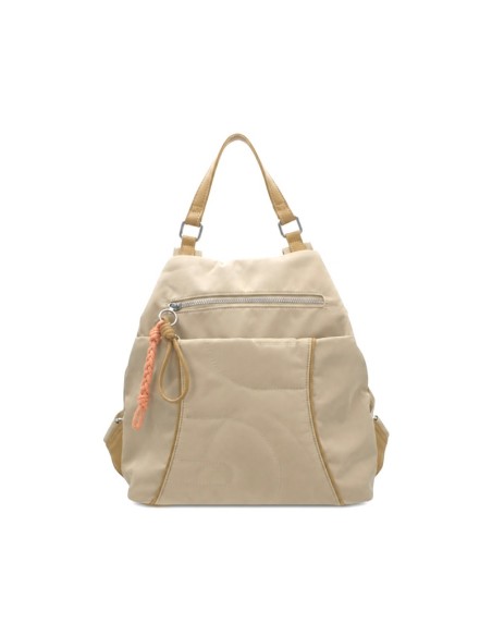 Mochila beige mujer de material técnico con bolsillo frontal y asas superiores.