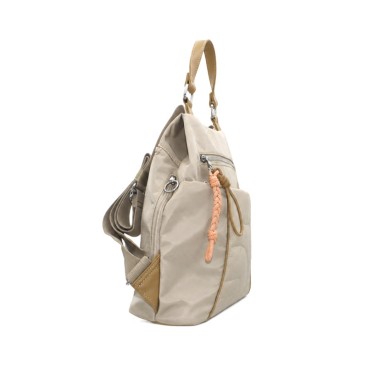 Mochila beige mujer vista lateral con detalles arena y cremalleras metálicas.