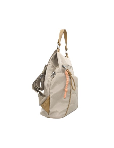 Mochila beige mujer vista lateral con detalles arena y cremalleras metálicas.