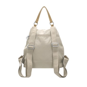 Mochila beige mujer vista trasera con asas regulables y bolsillo antirrobo.