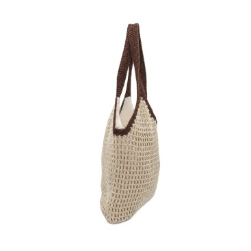 Vista lateral de bolso shopper de macramé beige con detalles marrón chocolate para mujer.