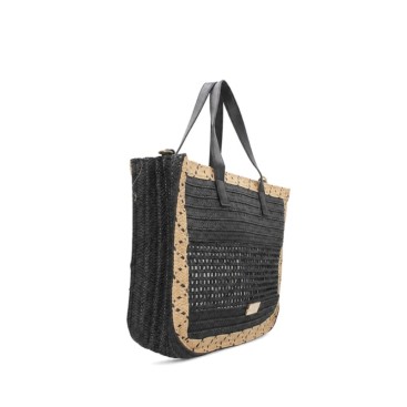 Vista lateral de bolso shopper negro con detalles naturales y gran capacidad.