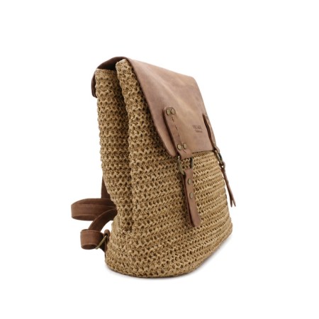 Mochila casual femenina efecto rafia con solapa y cierre magnético.