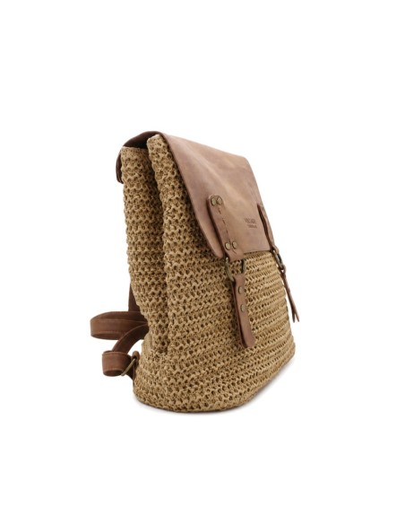 Mochila casual femenina efecto rafia con solapa y cierre magnético.