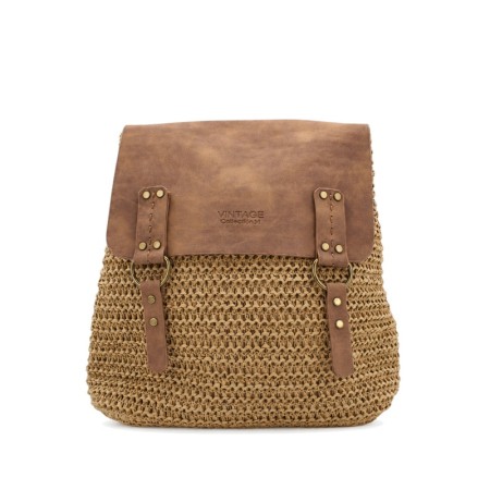 Mochila de verano para mujer en tono natural y marrón envejecido.