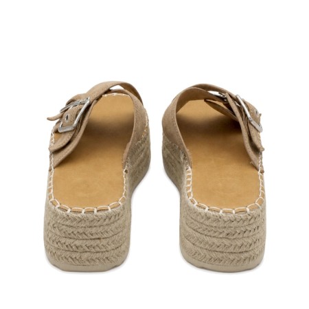 Parte trasera de sandalias beige con plataforma de esparto y diseño destalonado para mujer