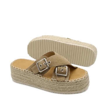 Sandalias beige con tiras cruzadas, doble hebilla plateada y plataforma de esparto