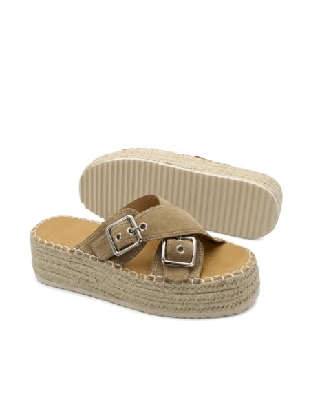 Sandalias beige con tiras cruzadas, doble hebilla plateada y plataforma de esparto