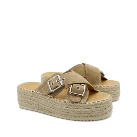 Par de sandalias beige con plataforma de esparto y hebillas metálicas para mujer