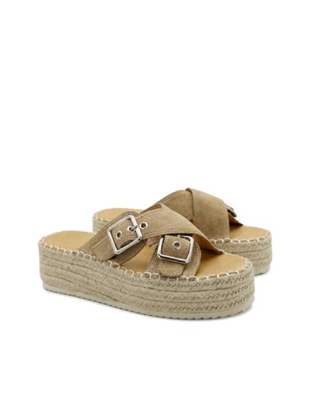 Par de sandalias beige con plataforma de esparto y hebillas metálicas para mujer