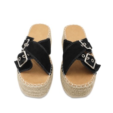 Sandalias negras con tiras cruzadas y hebillas metálicas vista superior.