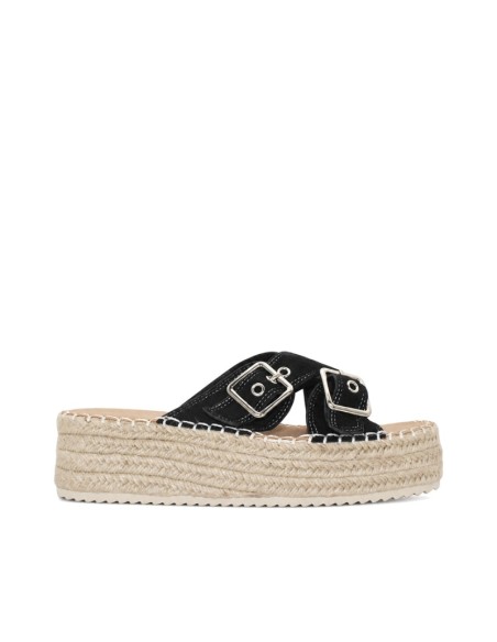 Sandalias negras de plataforma con esparto y doble hebilla plateada para mujer vista lateral.